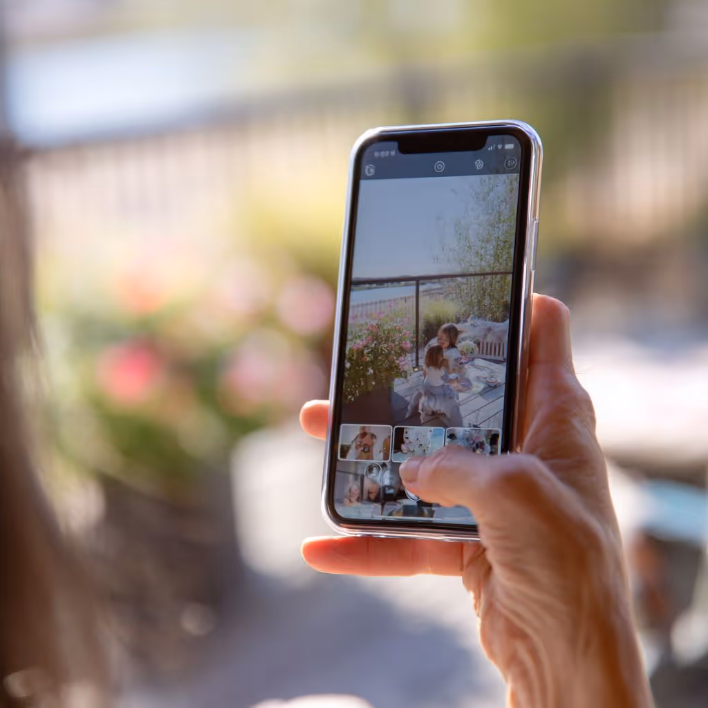 Creator mit Smartphone beim Content erstellen